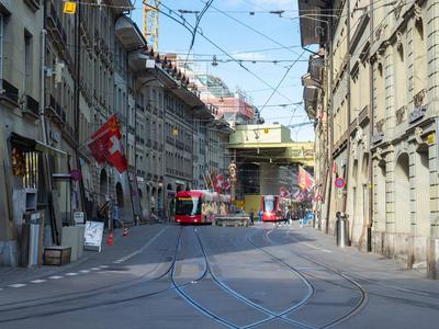 Berne, Switzerland - April 16th 2022: View along Marktgasse, a historic street in the city centre. Situation in the hist-stock-foto