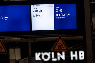 Zug f?llt aus - Die Informationstafeln im K?lner Hauptbahnhof weisen auf den Streik und den Zugausf?llen hin - Der sechs-stock-foto