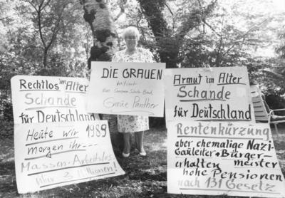 Die Vorsitzende der Partei Die Grauen Trude Unruh wirbt hier mit Plakaten fuer mehr Rechte und G-stock-foto