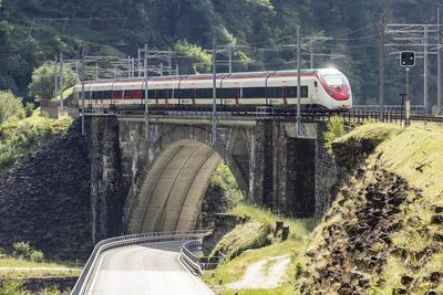 Bahnstrecke bei Faido mit Zug. // 10.08.2024: Faido, Kanton Tessin, Schweiz *** Railroad line near Faido with train 10 0-stock-foto