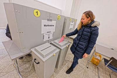 Die vorzeitige Stimmabgabe  zur Bundestagswahl 2025.-stock-foto