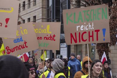 13.02.2025, Warnstreik ?ffentlicher Dienst, N?rnberg: In N?rnberg gingen trotz nasskalter Temperaturen mehrere Hundert M-stock-foto