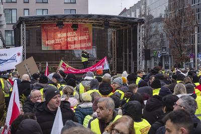 13.02.2025, Warnstreik ?ffentlicher Dienst, N?rnberg: In N?rnberg gingen trotz nasskalter Temperaturen mehrere Hundert M-stock-foto