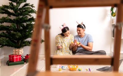 Ein junges Paar gestaltet und bemalt Ostereier zu Ostern-stock-photo