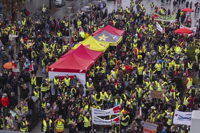 13.02.2025, Warnstreik ?ffentlicher Dienst, N?rnberg: In N?rnberg gingen trotz nasskalter Temperaturen mehrere Hundert M-stock-foto