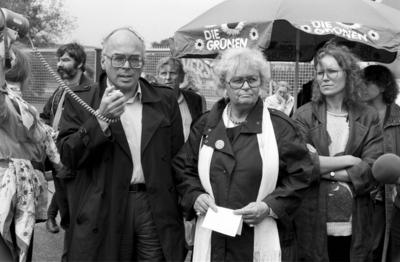 Bildnummer: 52359394  Datum: 05.06.1987  Copyright: imago/bonn-sequenzAlfred Mechtersheimer (li., Deutschland/Die Gr?nen), Trude Unruh (Mitte, Deutschland/Graue Panther Bundesvorsitzende) und Christa Vennegerts (Deutschland/Die Gr?nen) protestieren gegen Pershing Raketen vor der Einfahrt zur Selfkantkaserne in Geilenkirchen, Personen; 1987, sw, Geilenkirchen, Politiker, Politik, Politikerin, Die Grauen Panther; , quer, Kbneg, Gruppenbild, Randbild, People o0 BRD, BR-stock-foto