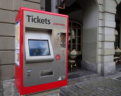 26.08.2024, Schweiz, Bern, Bus und Bahn, Ticketautomat Bern mobil, Ticket, Tickets, Bus-Ticket, Bahn-Ticket, Fahrkarten,-stock-foto