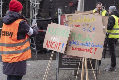 13.02.2025, Warnstreik ?ffentlicher Dienst, N?rnberg: In N?rnberg gingen trotz nasskalter Temperaturen mehrere Hundert M-stock-foto
