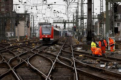 Weichen, Gleise und eine S-Bahn nebst Gleisarbeitern am K?lner Hauptbahnhof. Der sechst?gige Bahnstreik der Lokf?hrergew-stock-foto