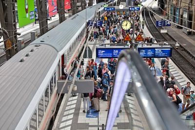 Bahnreisende warten auf dem Bahnsteig im Hauptbahnhof Hamburg auf Gleis 13 E und 14 E. Bahnreisende warten auf dem Bahns-stock-foto