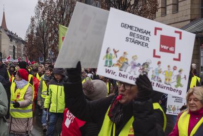 13.02.2025, Warnstreik ?ffentlicher Dienst, N?rnberg: In N?rnberg gingen trotz nasskalter Temperaturen mehrere Hundert M-stock-foto