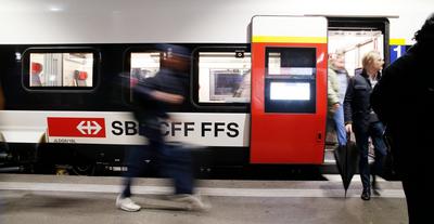 Passagiere SBB Hauptbahnhof Zuerich 09.11. 2023 Zuerich , SCHWEIZ , Hauptbahnhof Zuerich Pendler Passagiere warten auf d-stock-foto