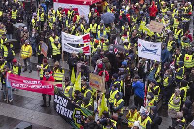 13.02.2025, Warnstreik ?ffentlicher Dienst, N?rnberg: In N?rnberg gingen trotz nasskalter Temperaturen mehrere Hundert M-stock-foto