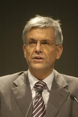 Bildnummer: 57005281  Datum: 19.06.2007  Copyright: imago/teutopressThomas Bellut (TV-Journalist) 06/07 thg Thomas Bellut am 19. Juni 2007 w?hrend des Medienforum NRW in K?ln K?lnMesse Messe Diskussion Podium Podiumsdiskussion Dokumentation im Spannungsfeld zwischen Wissenschaft und Fiktion Deutschland deutsch Deutscher Mann ZDF Programmdirektor TV Fernsehen Medien Journalismus Moderator Moderation kurzhaarig grauhaarig Anzug Hemd Krawatte Sakko elegant hoch Portrait stehend sprechend People D xcb x0x 2007 hoch  57005281 Date 19 06 2007 Copyright Imago  Thomas Bellut TV Journalist 06 07 THG Thomas Bellut at 19 June 2007 during the Media Forum NRW in Cologne Cologne fair trade Fair Discussion Podium Panel discussion Documentation in Tension between Science and Fiction Germany German German Man ZDF Program Director TV Television Media Journalism presenter Moderation short grauhaarig Suit Shirt Tie Jacket elegant vertical Portrait standing Spoken Celebrities D  x0x 2007 vertical-stock-foto