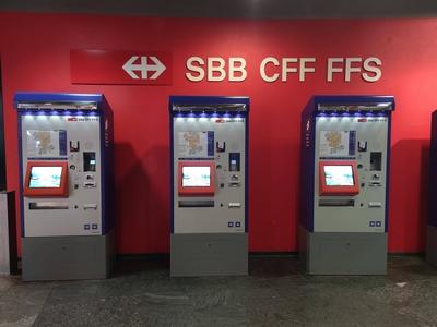 Schweiz, 22.10.2023: Fahrkartenautomaten der Schweizer Bahn *** Switzerland, 22 10 2023 Ticket machines the Swiss Rail C-stock-foto