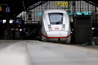 Ein haltender ICE auf einem Bahnsteig im K?lner Hauptbahnhof. Der sechst?gige Bahnstreik der Lokf?hrergewerkschaft GDL h-stock-foto
