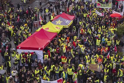 13.02.2025, Warnstreik ?ffentlicher Dienst, N?rnberg: In N?rnberg gingen trotz nasskalter Temperaturen mehrere Hundert M-stock-foto