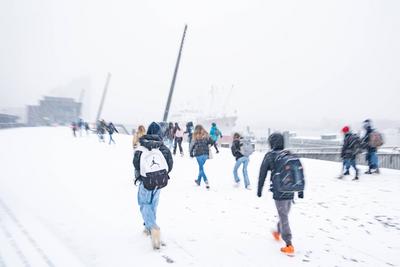 Winterimpression ? Schneefall am Hamburger Hafen ? Jan-Fedder-Promenade mit Blick auf die Elbphilharmonie im Nebel-stock-foto