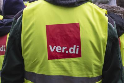 13.02.2025, Warnstreik ?ffentlicher Dienst, N?rnberg: In N?rnberg gingen trotz nasskalter Temperaturen mehrere Hundert M-stock-foto