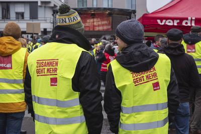 13.02.2025, Warnstreik ?ffentlicher Dienst, N?rnberg: In N?rnberg gingen trotz nasskalter Temperaturen mehrere Hundert M-stock-foto