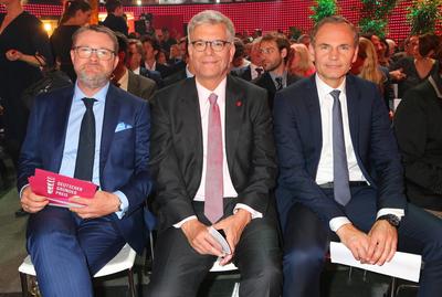 Christian Krug mit Thomas Bellut und der neue Porsche Chef Dr. Oliver Blume bei der Verleihung des > Deutscher Gruenderp-stock-foto