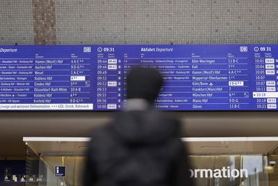 Fahrg?ste betrachten die Anzeigetafel im K?lner Hauptbahnhof. Der sechst?gige Bahnstreik der Lokf?hrergewerkschaft GDL h-stock-foto