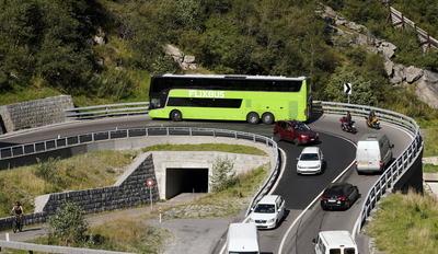 Foto Manuel Geisser 11.09.2023 Schweiz,Kanton Uri. Gotthardtunnel gesperrt. Bild : Autos fahren auf der Kantonsstrasse i-stock-foto