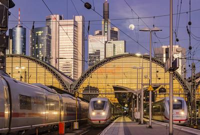 Hauptbahnhof Frankfurt am Main am Abend. Bahnsteig mit ICE. Vollmond ?ber den Wolkenkratzern von Mainhattan. // 13.01.20-stock-foto
