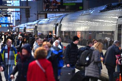 Streik der GDL am 24.01.2024 am Hauptbahnhof in Muenchen. Voller Bahnsteig,Reisende,Fahrgaeste steigen in f einen der we-stock-foto