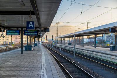 Streiks der Lokf?hrergewerkschaft GDL Leere Bahnsteige w?hrend des GDL-Streiks am Hauptbahnhof N?rnberg, dies wird sich-stock-foto