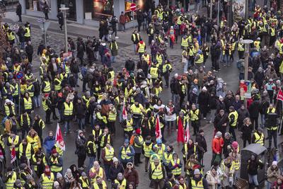 13.02.2025, Warnstreik ?ffentlicher Dienst, N?rnberg: In N?rnberg gingen trotz nasskalter Temperaturen mehrere Hundert M-stock-foto