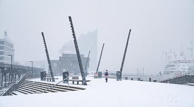 Winterimpression ? Schneefall am Hamburger Hafen ? Jan-Fedder-Promenade mit Blick auf die Elbphilharmonie im Nebel-stock-foto