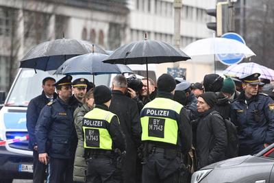 Asylbewerber steuert Auto in Demo Ð viele Verletzte-stock-foto