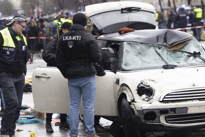 Auto rast in Muenchen in Verdi-Demo-stock-foto