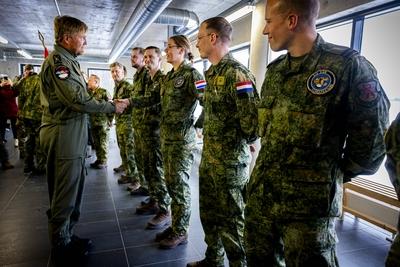 King visits Royal Air Force detachment in Estonia, ?mari, The Netherlands-stock-foto