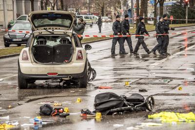 Terroranschlag in M?nchen, Auto f?hrt in Menschenmenge, Tatort, zerst?rter Kinderwagen, M?nchen, 13. Februar 2025-stock-foto