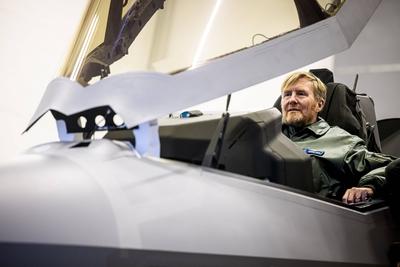 King visits Royal Air Force detachment in Estonia, ?mari, The Netherlands-stock-foto