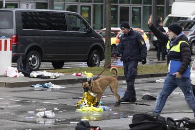 Auto rast in Muenchen in Verdi-Demo-stock-foto