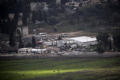 View of the Israeli Hawara camp. After a Palestinian tried to run over soldiers at the Shomron military gate, the car was shot at, killing the Palestinian-stock-foto
