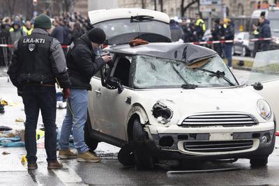 Auto rast in Muenchen in Verdi-Demo-stock-foto