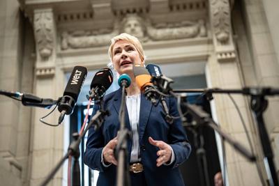 1051. Sitzung des Bundesrates -  Manuela Schwesig, Ministerpr?sidentin Mecklenburg-Vorpommern gibt vor der Sitzung ein Statement ab-stock-photo