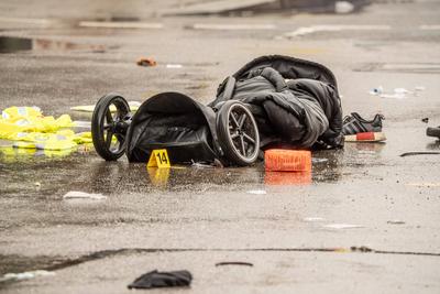 Terroranschlag in M?nchen, Auto f?hrt in Menschenmenge, zerst?rter Kinderwagen am Tatort, M?nchen, 13. Februar 2025-stock-foto