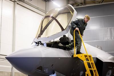King visits Royal Air Force detachment in Estonia, ?mari, The Netherlands-stock-foto