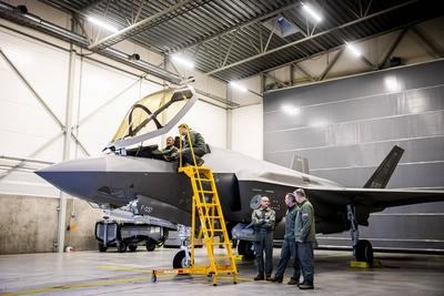 King visits Royal Air Force detachment in Estonia, ?mari, The Netherlands-stock-foto