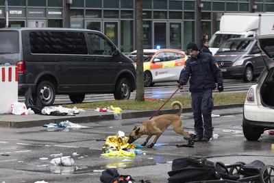 Auto rast in Muenchen in Verdi-Demo-stock-foto