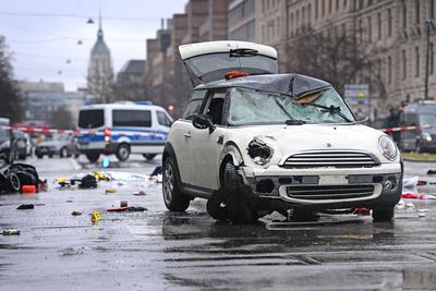 Asylbewerber steuert Auto in Demo Ð viele Verletzte-stock-foto