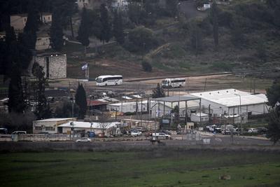 View of the Israeli Hawara camp. After a Palestinian tried to run over soldiers at the Shomron military gate, the car was shot at, killing the Palestinian-stock-foto