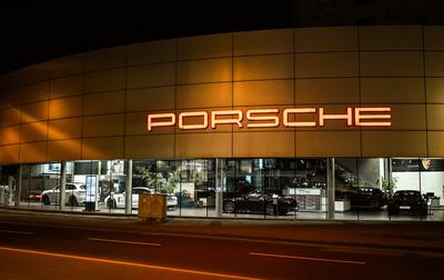 25.03.2021, xjhx, emwir, Wirtschaft Symbolsfotos, Geschaefte, Porsche Autohaus Verkaufsraum Verkaeufe Sportwagen exklus-stock-foto