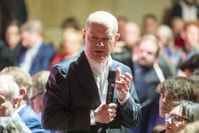 Reportage 13.02.2025 Townhall-Veranstaltung mit Bundeskanzler Olaf Scholz in der Stadthalle in F?rth, Bayern-stock-foto