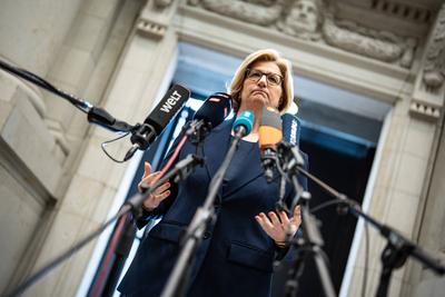 1051. Sitzung des Bundesrates - Anke Rehlinger, Ministerpr?sidentin Saarland, gibt vor der Sitzung ein Statement ab-stock-photo